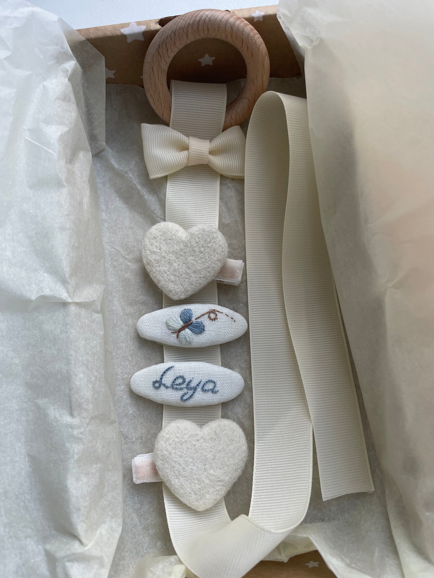 Personalized Baby Hair Clips Gift Set with Hanging Organizer, Wool Heart Clips & Embroidered Name Hair Clips, Blue Newborn Gift 🚚 Free Shipping